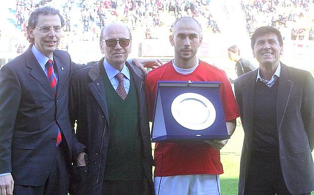 Di Vaio premiato per la 100esima presenza in rossoblu