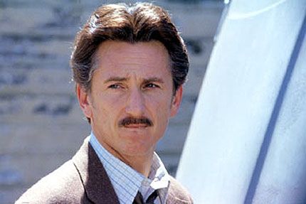 Sean Penn e Naomi Watts in The Assassination, sull'orlo della follia