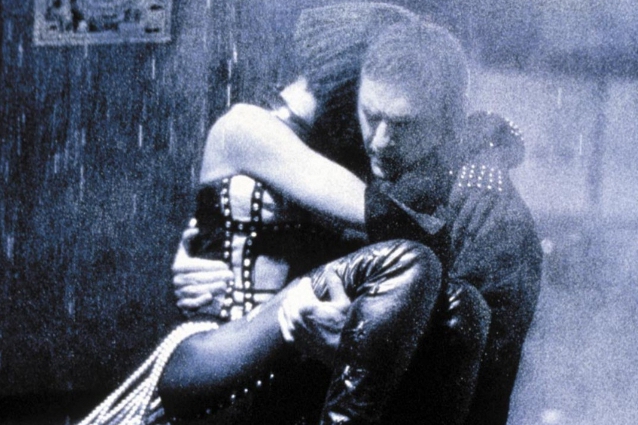 La struggente scena finale del bacio tra Whitney Houston e Kevin Costner nel film "The Bodyguard - La guardia del corpo". La reazione sul web dell'attore: "Mi mancherai tanto, Whitney".
