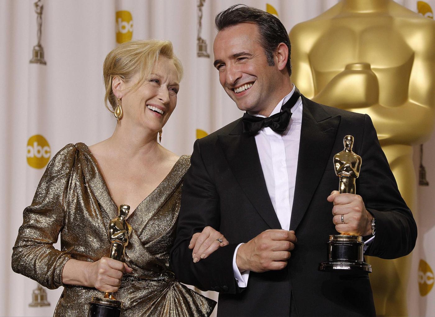 Un trionfo assoluto per l'omaggio al cinema muto di Michel Hazanavicius che conferma lo stato di grazia di Jean Dujardin, passato alla storia come il primo attore francese a ricevere l'oscar come miglior protagonista. Meryl Streep batte Glenn Close, pur meritando entrambe il massimo riconoscimento. Orgoglio italiano: Ferretti-Lo Schiavo premiati per Hugo Cabret di Martin Scorsese.