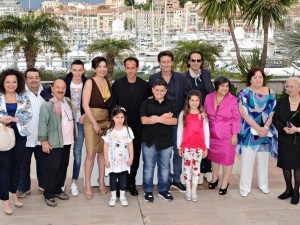 La storia di Luciano e della sua famiglia pazza per il Grande Fratello viene raccontata con estrema lucidità da Matteo Garrone che supera a pieni voti l'esame di maturità dopo Gomorra.