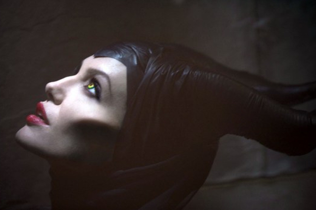 La prima foto esclusiva di Angelina Jolie nei panni di Malefica, la strega cattiva de La Bella Addormentata. Le riprese del film, dal titolo Maleficent, sono iniziate solo da poche settimane.