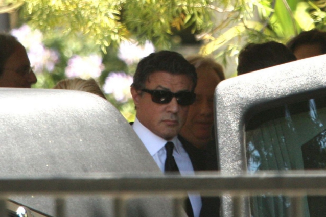 Commosso e distrutto dal dolore, il grande Sly saluta per l'ultimo volta suo figlio Sage Stallone in una cerimonia privatissima a Los Angeles.