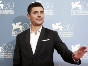 At any price, Zac Efron infiamma il red carpet del Lido.