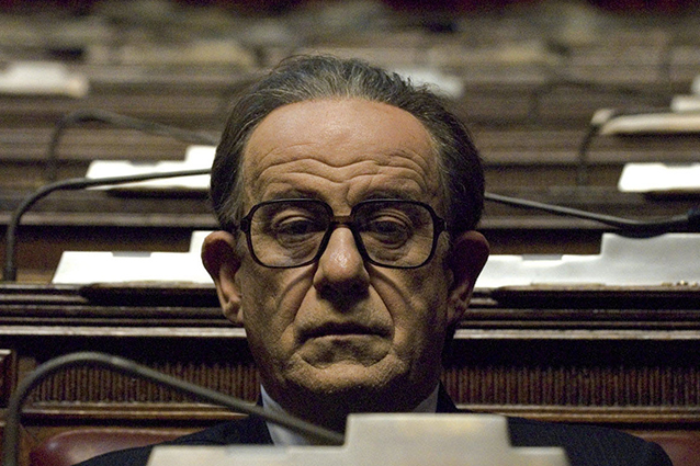 Il personaggio di Giulio Andreotti nel mondo del cinema: da Il Tassinaro, dove interpreta se stesso parlando di lavoro e università con Alberto Sordi, a Il Divo di Paolo Sorrentino dove deve "perpetuare il male per garantire il bene".