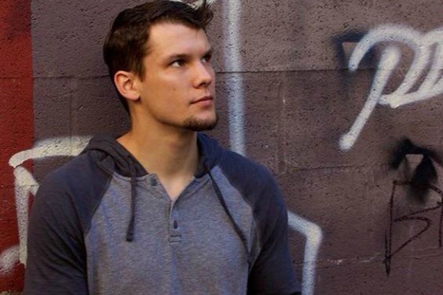 Lo stuntman di Hunger Games salta dal quarto piano e muore, aveva 25 anni