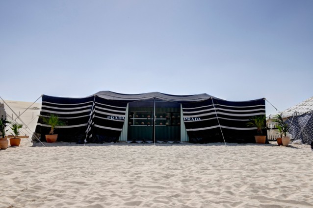 Miuccia Prada incontra Damien Hirst nel deserto del Qatar: sorgono il Prada Oasis e il Damien Hirst's Pharmacy Juice Bar