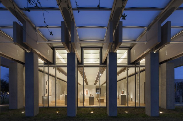 Night exterior view November 2013–Ph. Nic Lehoux