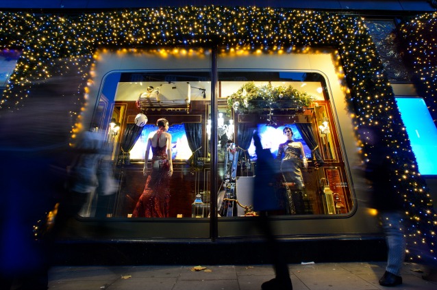 da londra a new york ecco le vetrine natalizie più belle harrods christmas