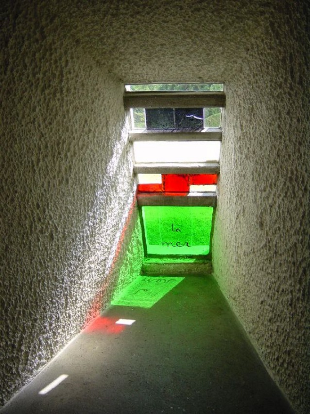 La vetrata prima degli atti vandalici. Photo Tim Brown Architecture