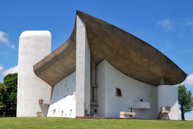 Notre Dame du Haut di Le Corbusier vandalizzata