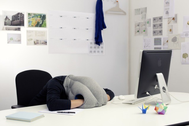 Con Ostrich Pillow ogni luogo diventa ideale per un pisolino
