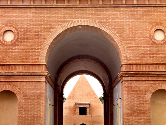 Immagini degli edifici neoclassici progettati da Franco Maria Ricci insieme all’architetto Pier Carlo Bontempi in costruzione dentro al Labirinto (© Franco Maria Ricci/Foto Massimo Listri)
