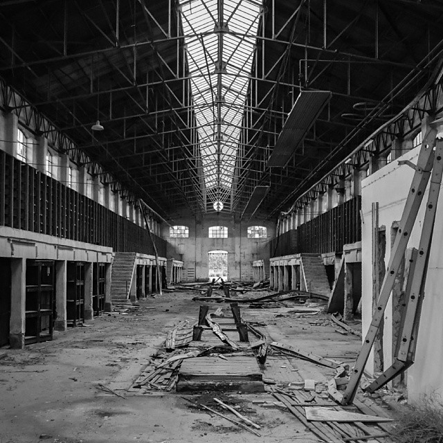 Uno dei capannoni dismessi nell'area ex magazzini di approvvigionamento delle Ferrovie dello Stato di Napoli Photo by @fr88nz