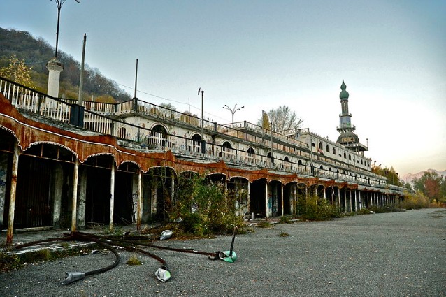 Consonno, paese fantasma in vendita a 12 milioni di euro