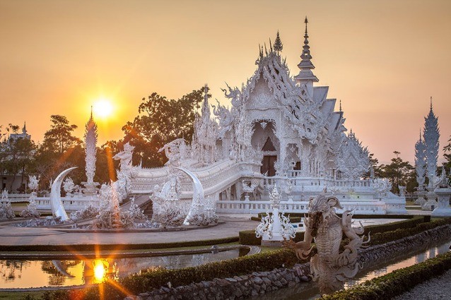 Wat Rong Khun, il Tempio Bianco della Thailandia costruito con le immagini dei supereroi