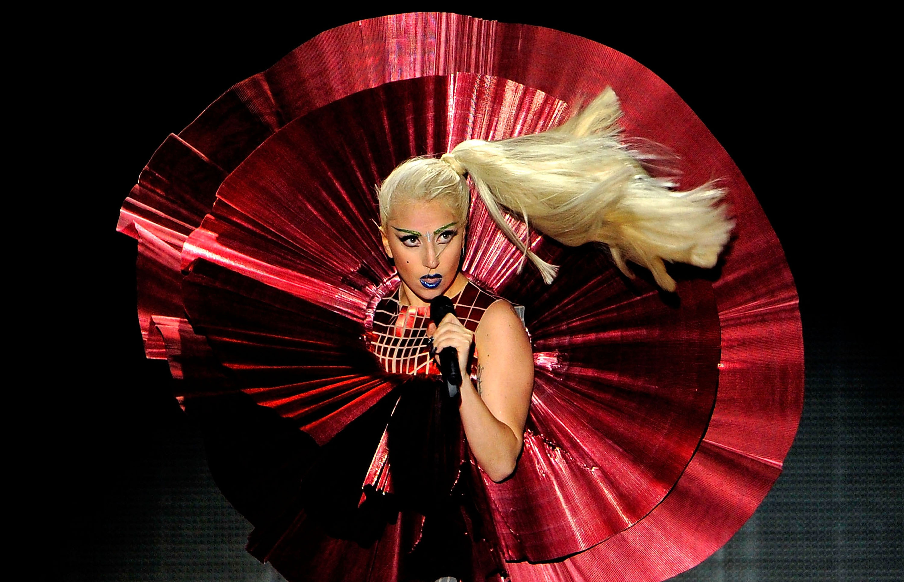 Lady Gaga stupisce sul palco degli MTV EMA 2011 con abiti dallo stile futuristico di Paco Rabanne
