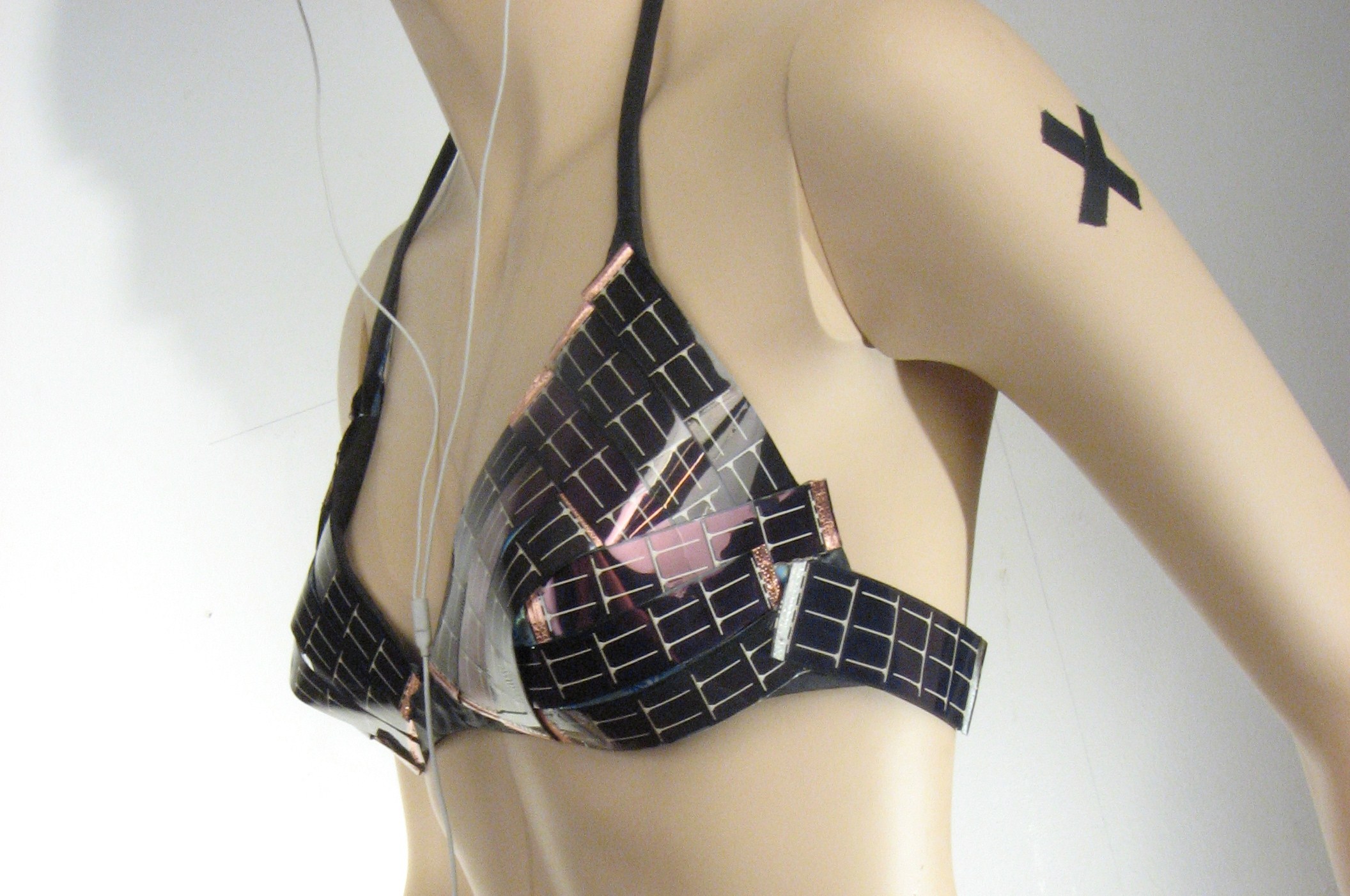 Solar bikini, il costume sexy che produce energia