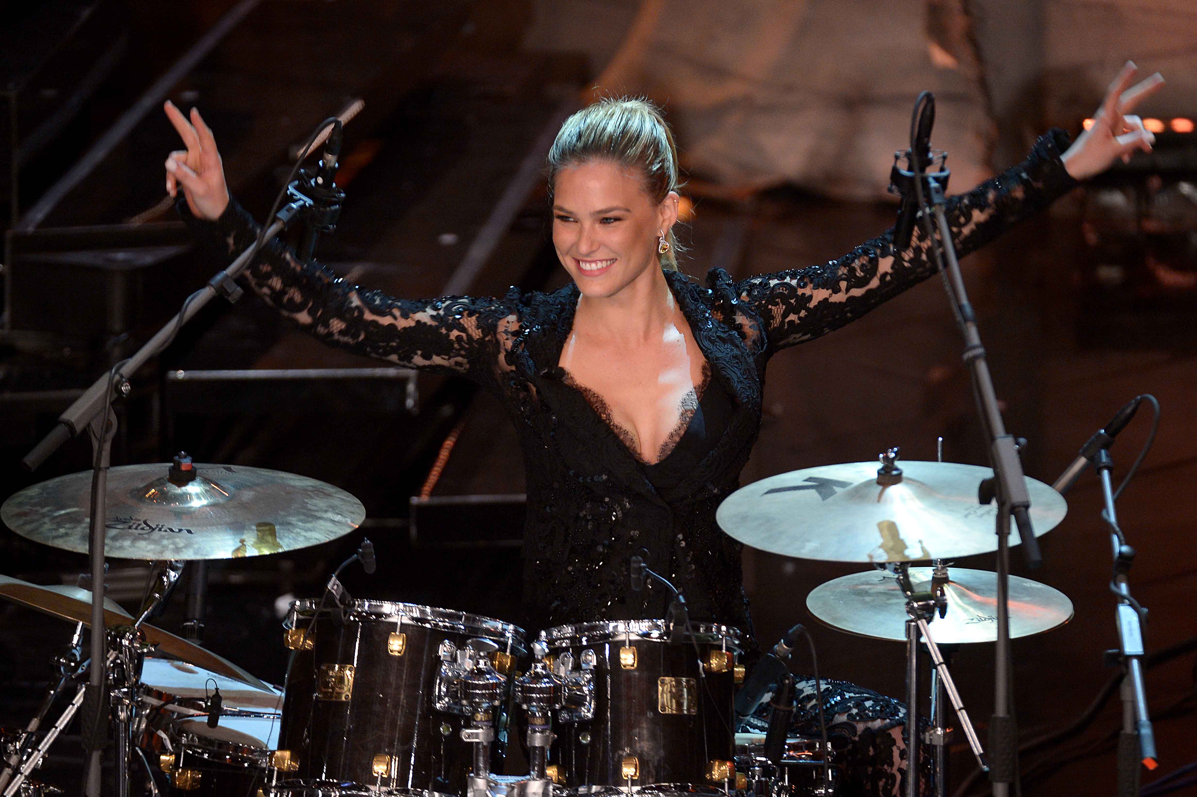 Sanremo 2013 i look sexy di Bar Refaeli per la seconda serata