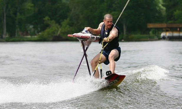 Extreme Ironing, l'ultima mania del web: stirare nei posti più impensabili al mondo (FOTO)