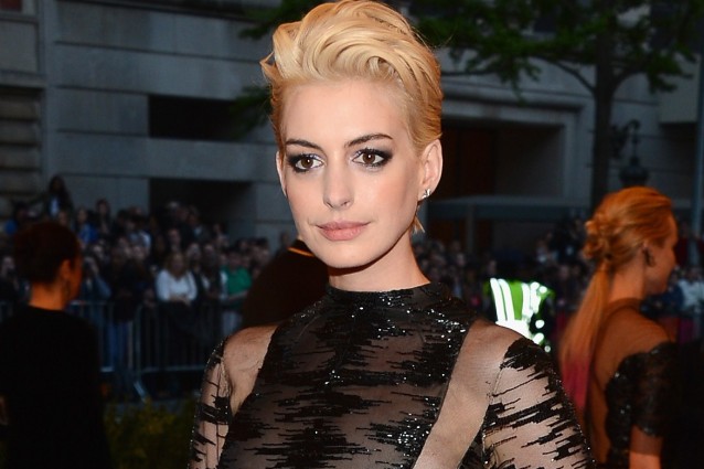 Anne Hathaway cambia stile e sceglie il biondo platino