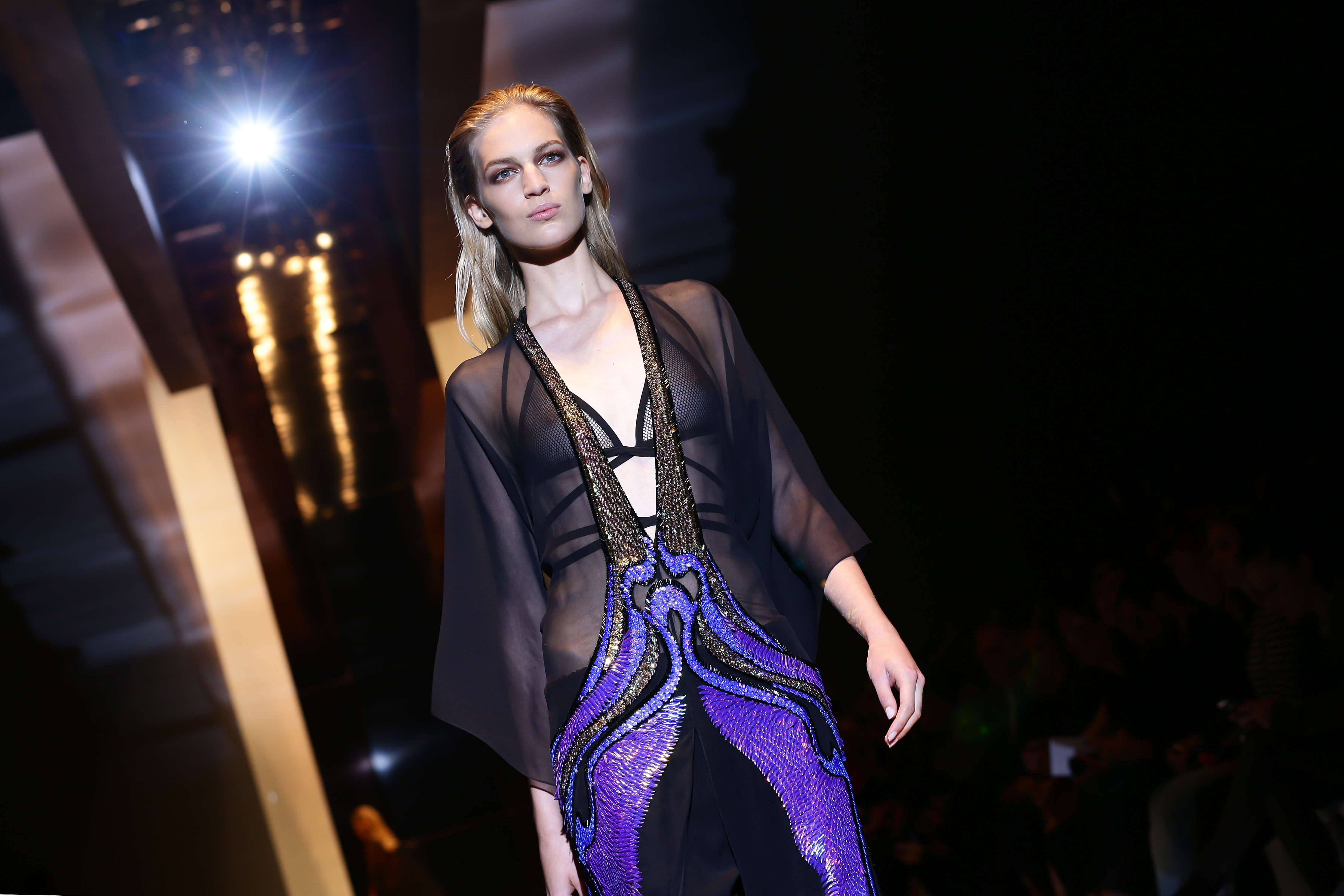 Gucci porta in passerella il nuovo glamour dal lato oscuro (FOTO)