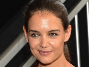 Katie Holmes, poco trucco e capelli in disordine alle sfilate di New York (VIDEO)