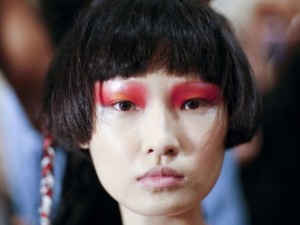 Come realizzare un make up trendy con l'ombretto rosso (TUTORIAL)