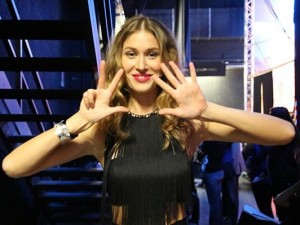 Olga Kent, abiti in pelle e pancia scoperta per la nona puntata di Colorado (FOTO)