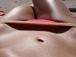 Il "bikini bridge": la nuova inquietante mania spopola sui social