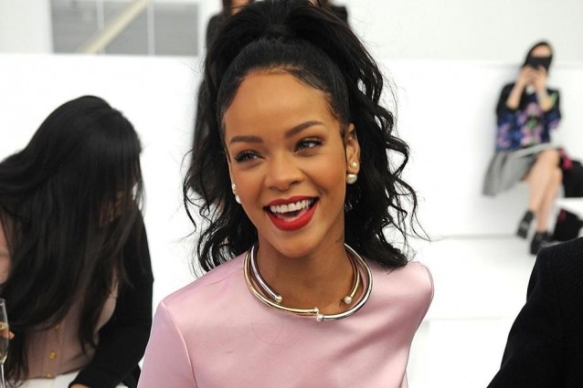 Rihanna cambia stile: per la prima volta sceglie un look sobrio (FOTO)