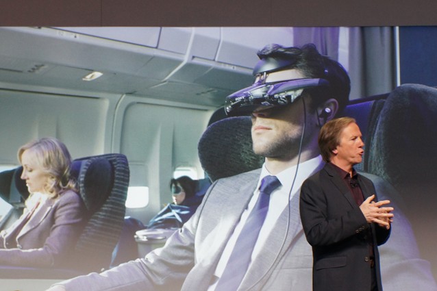 CES 2014, Sony sfida gli Oculus Rift e presenta il visore per la realtà virtuale HMZ-T3Q