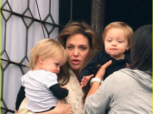 angelina jolie a venezia con i figli