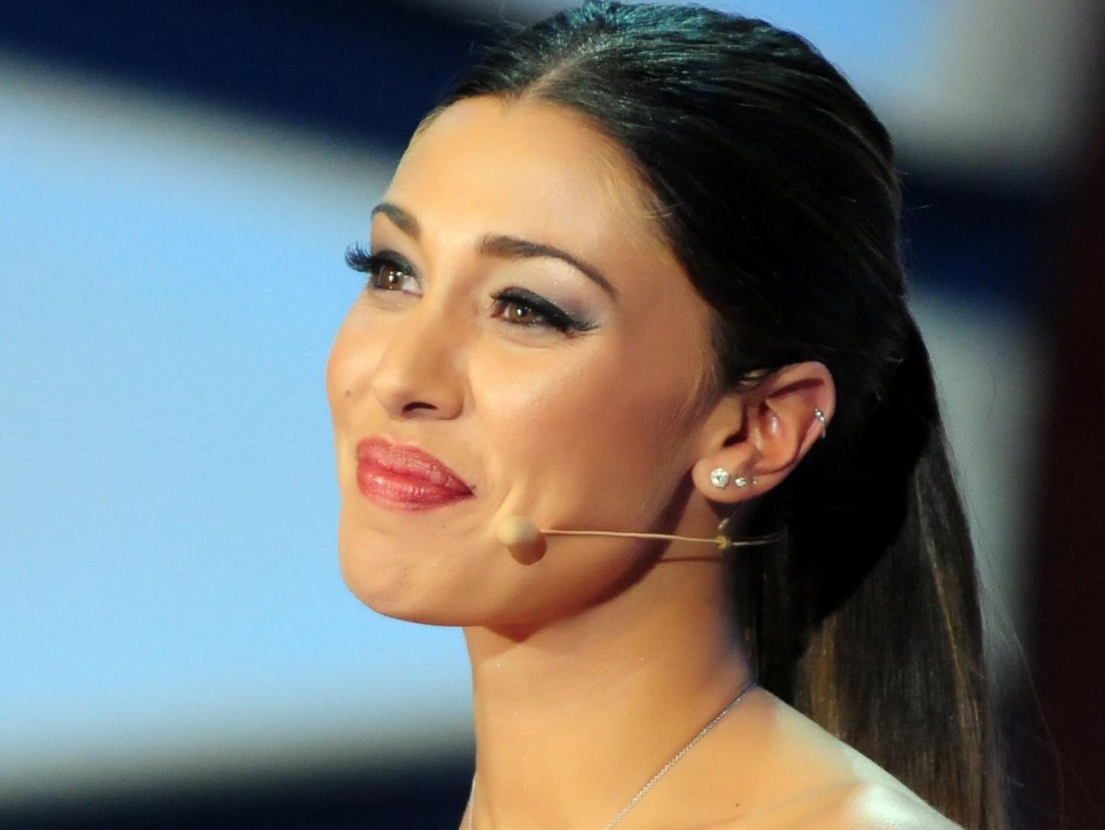 La super sexy Belen Rodriguez, star di Amici 11, continua a tenersi stretto il fidanzato Fabrizio Corona