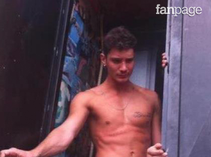 La voce si è sparsa rapidamente su Facebook, Belen Rodriguez e Stefano De Martino sono in città e tutti sono scesi in strada per aspettarli. C'eravamo anche noi di Gossip Fanpage, che siamo riusciti a filmare e fotografare la coppia del gossip.