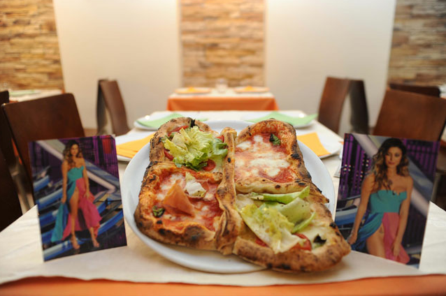Dai portachiavi ai vestiti, agli inviti nei locali notturni: la "farfalla" di Belen adesso è anche una pizza e ad inventarla è stato il padre di Stefano De Martino. Quando il gossip si fa in casa!
