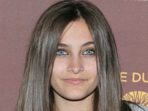 Non c'è pace per i figli minorenni di Michael Jackson. Questa volta al centro dell'attenzione Paris, che deve vedersela con uno zio bugiardo e approfittatore; pronto a mettere le mani sul testamento che la designa come erede insieme ai suoi fratelli e alla nonna Katherine.