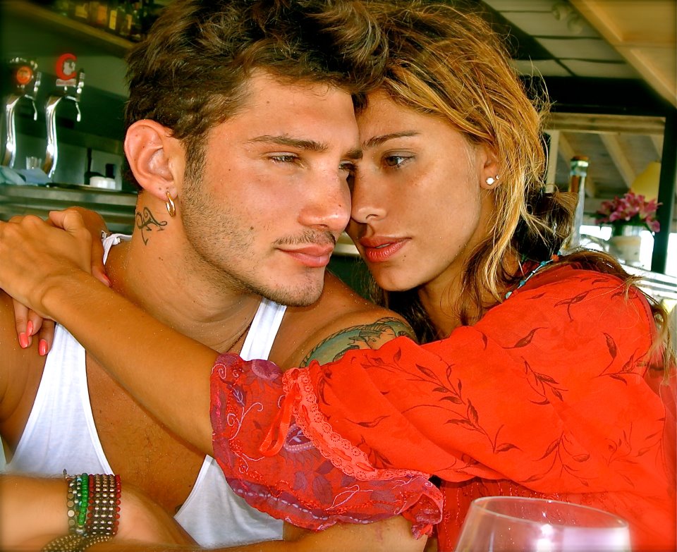 Non si fa remore a fare confronti la showgirl Belen Rodriguez che dichiara l'indiscussa superiorità a letto di Stefano De Martino rispetto a Fabrizio Corona