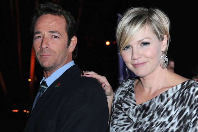 Gli ex protagonisti del cast di Beverly Hills 90210, tornano a far parlare di loro e del rapporto speciale che li lega. Jennie Garth e Luke Perry continuano a essere fotografati insieme ovunque, e sembrano comportarsi come una coppia a tutti gli effetti.