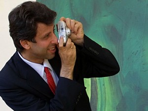 Dopo la morte del produttore dell'eros in celluloide, è caccia aperta ai suoi archivi e ai suoi diari personali contenenti informazioni dettagliate circa i rapporti tra il mondo politico e quello dell'hard. Bufala o verità?