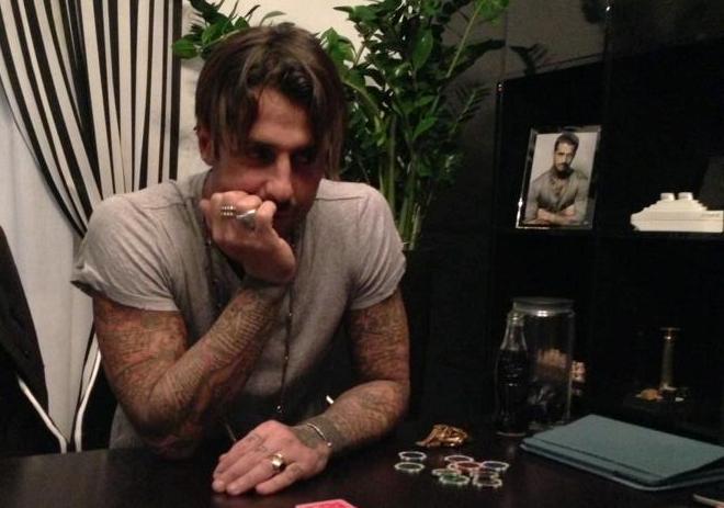 E' difficile che sia proprio Fabrizio Corona la persona che in questo momento sta utilizzando il suo profilo Facebook