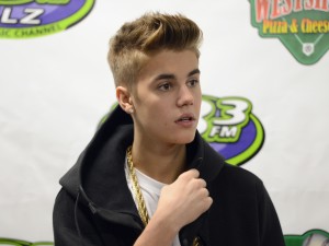 Sta diventando sempre più un ragazzaccio Justin Bieber, beccato a fumare qualcosa che sembra essere marijuana