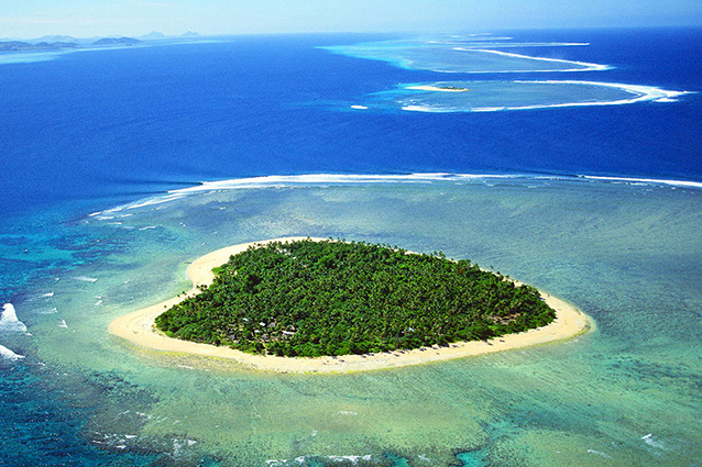 Brad Pitt compie 50 anni, la Jolie gli compra un'isola a forma di cuore