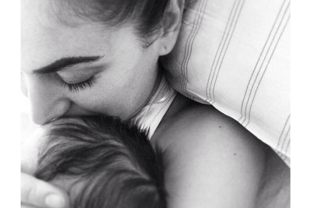 La prima foto di Maddox tra le braccia della neomamma Melissa Satta, lo scatto è di papà Kevin Prince Boateng.