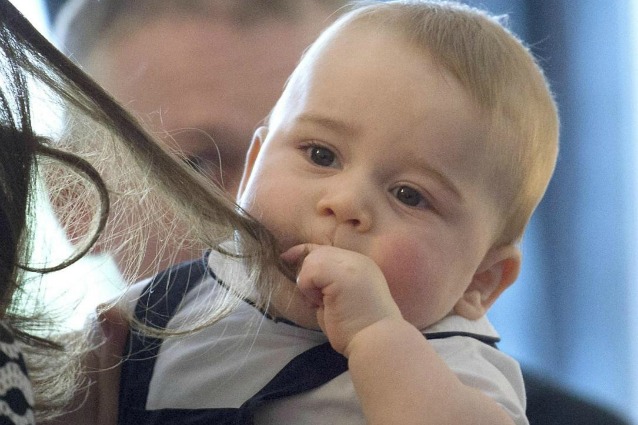 Il principino George conquista la stampa e tira i capelli a mamma Kate (FOTO)