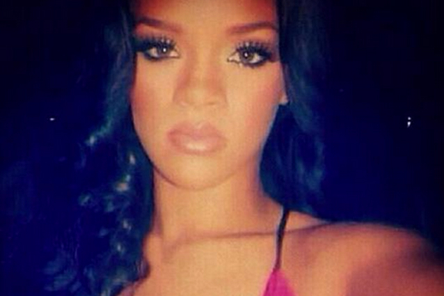 Questa sera si terranno i "Bet Awards" dal Nokia Theatre di Los Angeles, Rihanna posta uno scatto dell'edizione 2005 quando esordì con "Pon de Replay", a soli 17 anni, e rivela: "Fu il mio primo selfie".