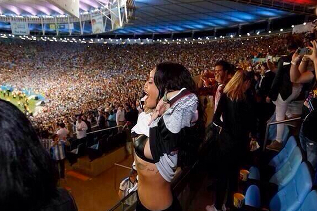 Rihanna mostra il reggiseno: è delirio al Maracanà (FOTO).