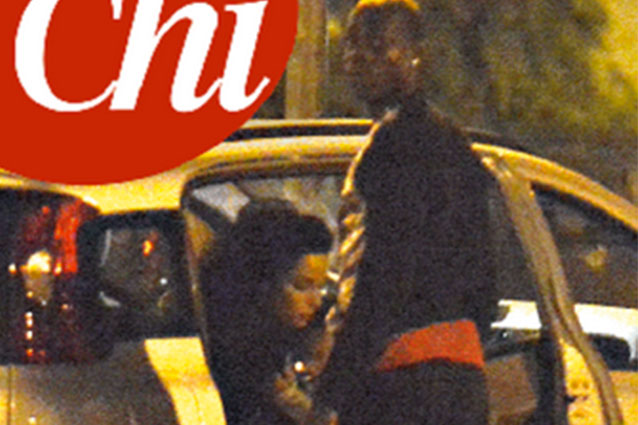 Mario Balotelli e Raffaella Fico un po' più vicini dopo tante battaglie: il settimanale "Chi" li mostra insieme con la piccola (coperta con il corpo dal calciatore).