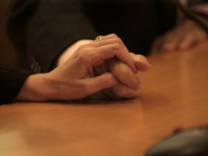 Eutanasia, l'appello di un 92enne con la moglie in coma: "Lasciateci morire"