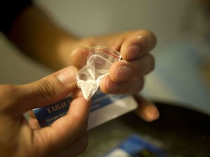 Uomo trovato morto in una camera d'albergo a Milano: stroncato da un'overdose
